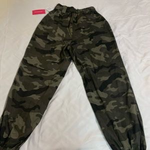 Shoedazzle relaxed fit cargo joggers,Size medium, new